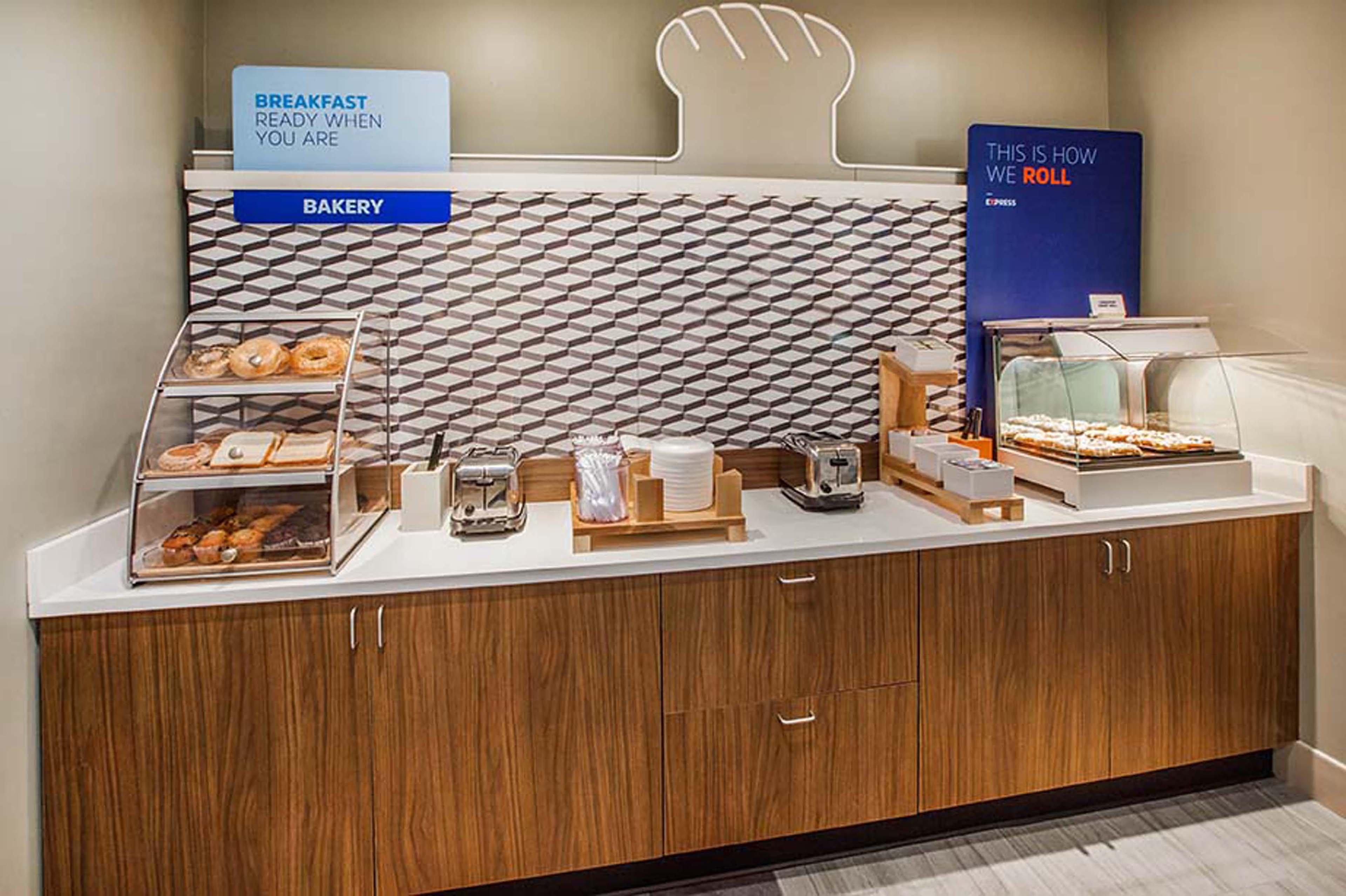 Holiday Inn Express & Suites West Long Branch - Eatontown By Ihg Exteriör bild